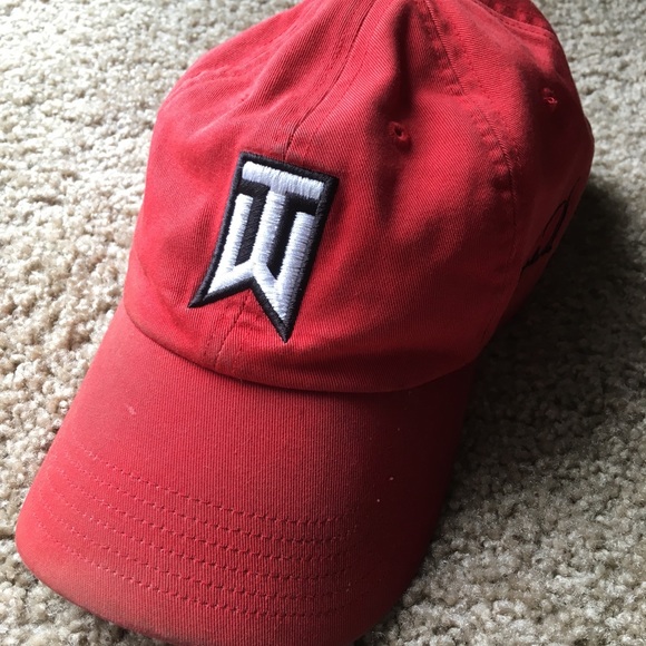 tiger woods red hat